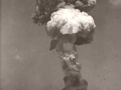 Nel cielo si innalz� una nube di fumo altissima...